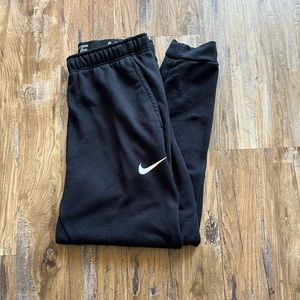 men’s black nike pro sweatpants 🤍